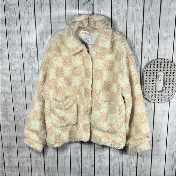 Wild Rose Jackets & Blazers - Wild Rose checkered cream/tan faux Sherpa jacket size L